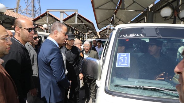 الأنصاري يتفقد موقف السرفيس بميدان الجيزة للتأكد من الالتزام بتعريفة الركوب الجديدة