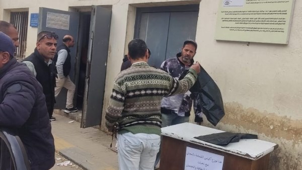 محافظة الجيزة توزع أكياس قمامة
