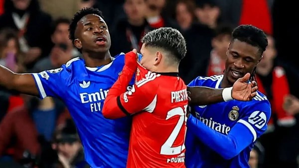 تغطية الفم بين التهرب والمسؤولية.. كيف يواجه الفيفا العنصرية بعد واقعة فينيسيوس وبريستياني؟ تغطية الفم بين التهرب والمسؤولية.. كيف يواجه الفيفا العنصرية بعد واقعة فينيسيوس وبريستياني؟