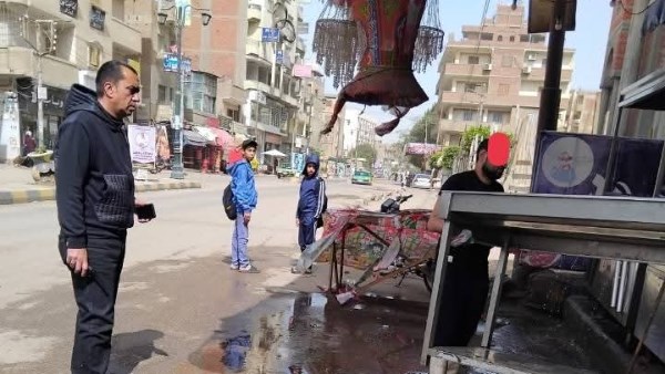 ضبط مخالفة رش مياه بشوارع منوف في المنوفية