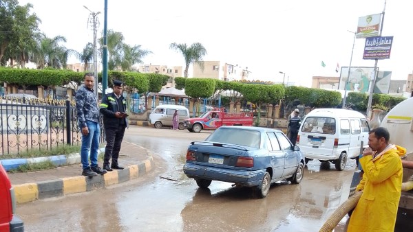 استمرار سحب تجمعات مياه الأمطار من شوارع المنوفية