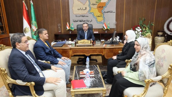 محافظ المنوفية يُكرم مديرة مستشفي حميات شنتنا الحجر ومديرة المركز التكنولوجي ببركة السبع