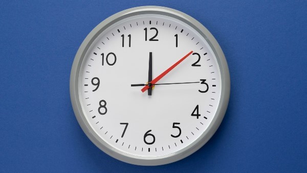 هل يتم تقديم الساعة 60 دقيقة في العيد؟.. موعد التوقيت الصيفي رسميًا