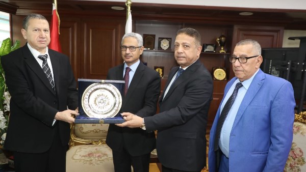 محافظ بني سويف يلتقى وفداً من هيئة قضايا الدولة