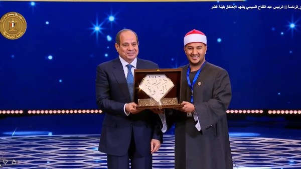 الرئيس عبدالفتاح السيسي  يكرم ابن بني سويف