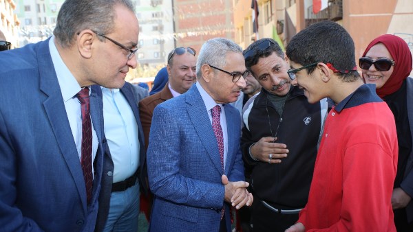 محافظ بني سويف يتفقد الأنشطة بمدرسة الشهيد أحمد محمد عبده