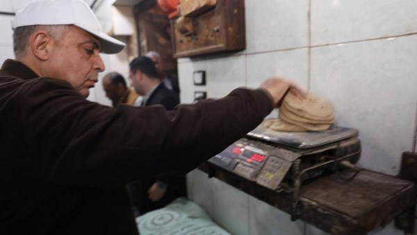 محافظ المنيا في جولة مفاجئة علي أحد المخابز البلدية بقرية الجزائر بسمالوط