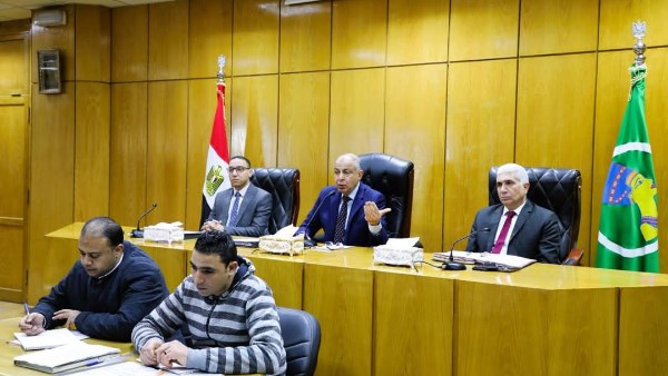 محافظ المنيا خلال الاجتماع 