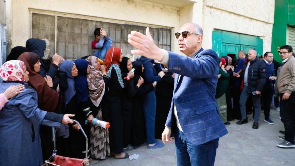 محافظ المنيا يتابع صرف المنحة التموينية 