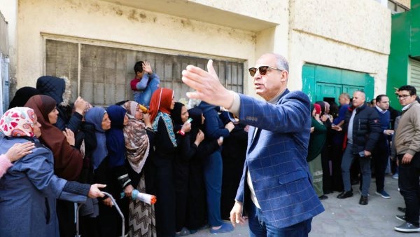 محافظ المنيا يتابع صرف المنحة التموينية 