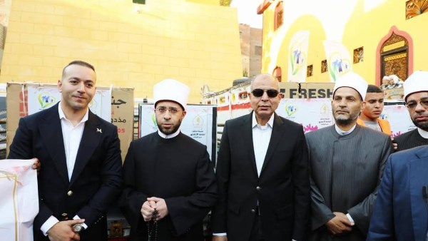 وزير الأوقاف ومحافظ المنيا يسلمان أجهزة العرائس 