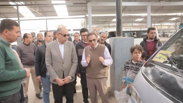 محافظ المنيا يتفقد المواقف ومحطات الوقود 