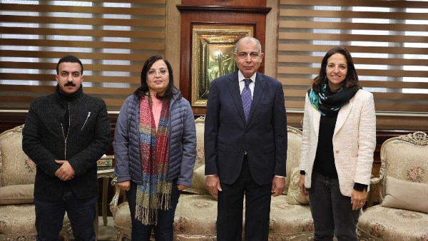 محافظ المنيا خلال اللقاء 