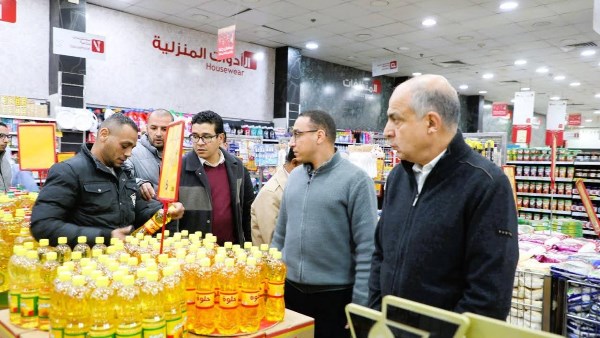 محافظ المنيا يتابع أسعار السلع في عدد من السلاسل التجارية