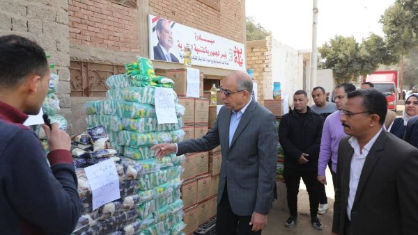 محافظ المنيا يتفقد مخزنًا لتعبئة السلع الغذائية وقافلة تموينية بقرية بني عبيد