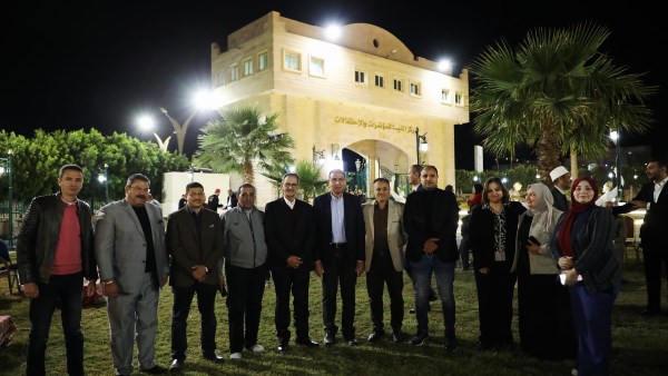محافظ المنيا مع عدد من الصحفيين والإعلاميين 