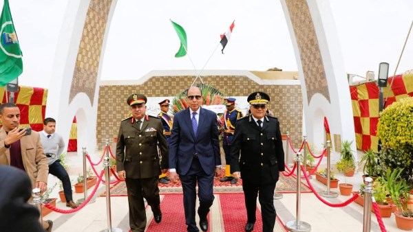 محافظ المنيا يضع إكليل الزهور 