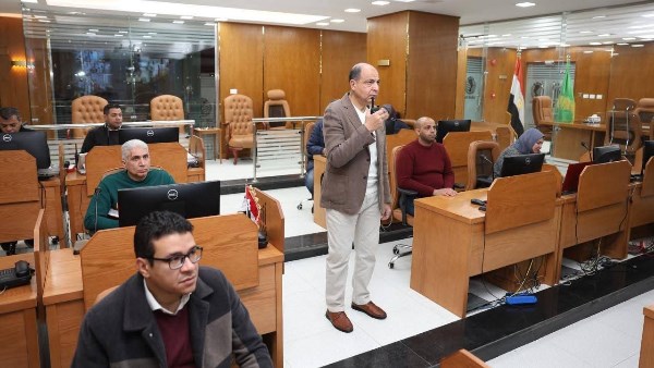 محافظ المنيا يتابع مستجدات الحالة الجوية من داخل مركز السيطرة