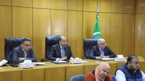 محافظ المنيا خلال المجلس التنفيذي 