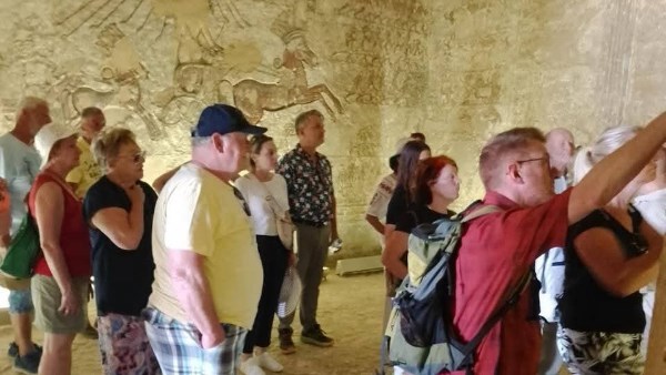 أفواج سياحية تزور المناطق الأثرية 