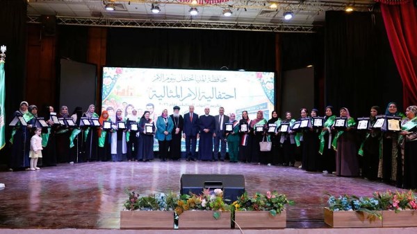 محافظ المنيا مع الامهات المثاليات 