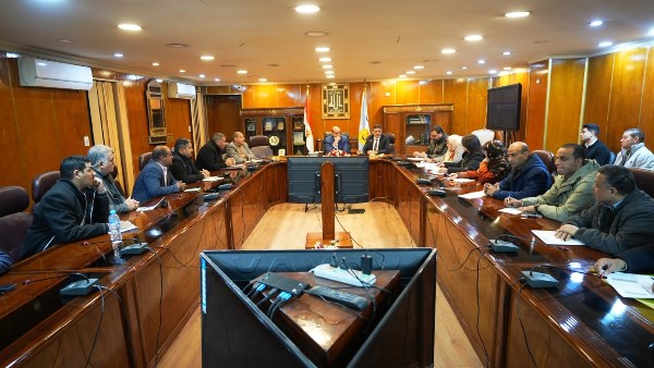 محافظ أسيوط يرأس اجتماعًا موسعًا لمتابعة ملف تقنين أراضي أملاك الدولة 