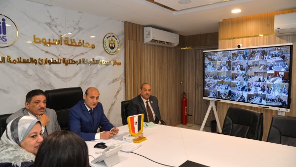 محافظ أسيوط يشارك في اجتماع موسع لمتابعة تقنين الأراضي وإزالة التعديات واستغلال المسترد منها