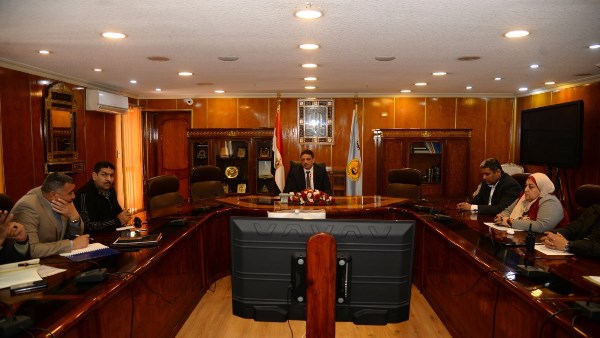 سكرتير عام أسيوط يعقد اجتماعا لمتابعة منع عودة التعديات