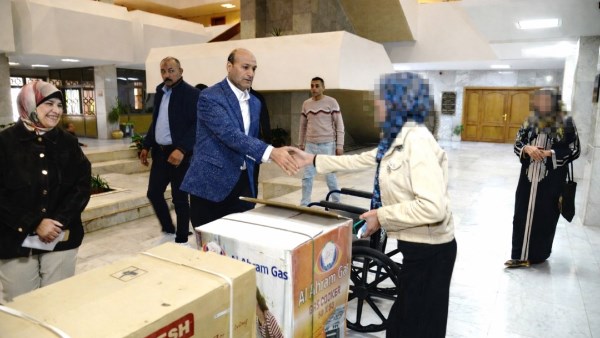 محافظ أسيوط يسلم جهاز عروسة لفتاة يتيمة وكرسيًا متحركًا لشقيقها