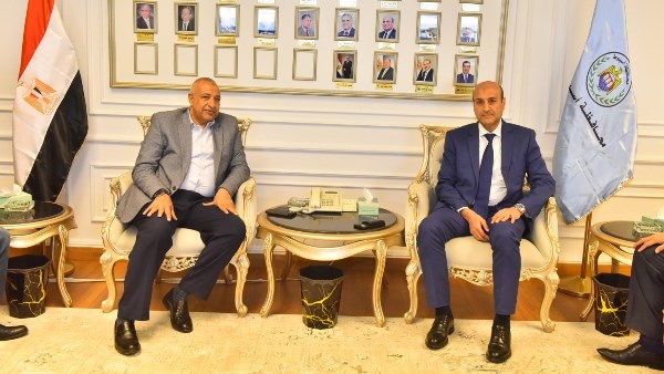 محافظ أسيوط يستقبل وفد الاتحاد المحلي لنقابات العمال
