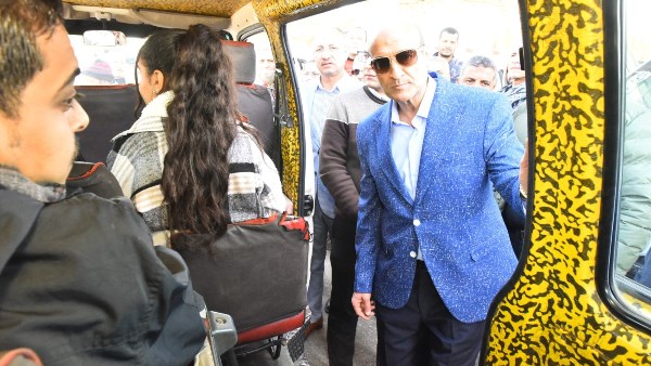 محافظ أسيوط يقود جولة ميدانية على مواقف السرفيس ومحطات الوقود لمتابعة الالتزام بالتعريفة الجديدة 