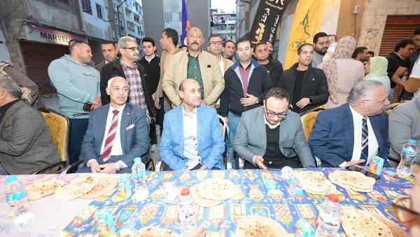 محافظ أسيوط يشارك أهالي وشباب منطقة الأربعين بحي غرب مائدة الإفطار الجماعي