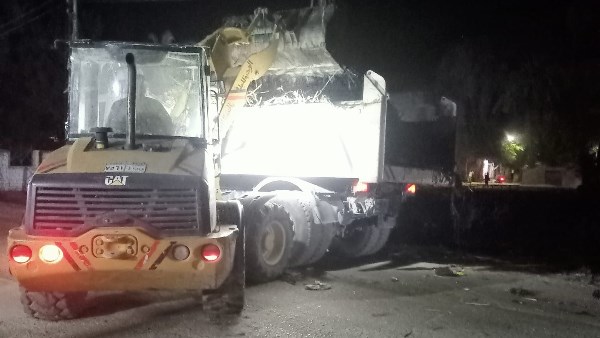 استمرار رفع نواتج تطهير الترع بقرية العقال القبلي بالبداري 