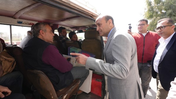 محافظ أسيوط يقود حملة مفاجئة على التاكسي والسرفيس والمواقف لضبط الالتزام بالتعريفة الرسمية