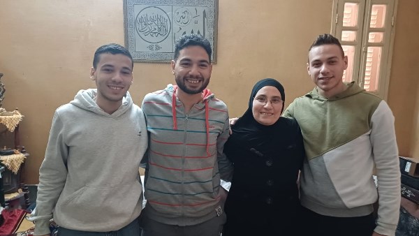 الأم المثالية مع أبنائها بأسيوط 