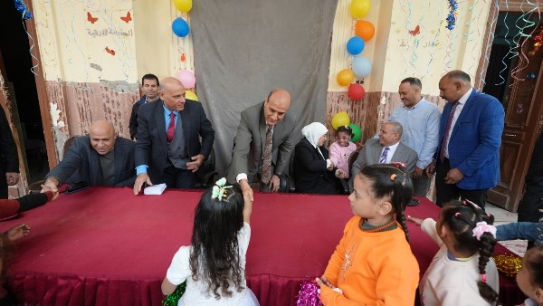 محافظ أسيوط يزور دور رعاية الايتام ويشارك الأطفال فرحتهم بالعيد ويوزع الهدايا والعيديات