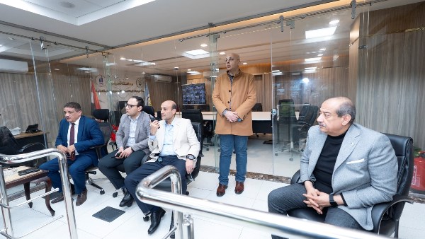 محافظ أسيوط يتابع من مركز سيطرة الشبكة الوطنية للطوارئ حالة الطقس لحظة بلحظة عبر البث المباشر ويطمئن على استقرار الأوضاع