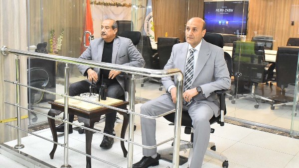 محافظ أسيوط يتابع من مركز السيطرة الالتزام بمواعيد غلق المحال 