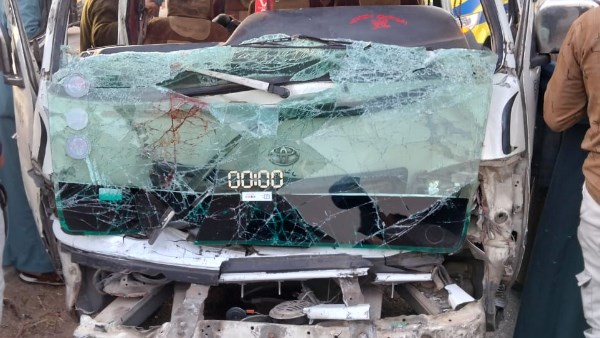 تصادم سيارتين بأسيوط 