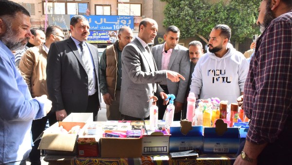محافظ أسيوط يتفقد منفذ السلع الغذائية الدائم بالقوصية لمتابعة توافر المنتجات بأسعار مخفضة