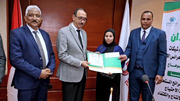 بقيمة 300 ألف جنيه .. محافظ سوهاج يسلم 15 شيكا للعرائس الأولى بالرعاية