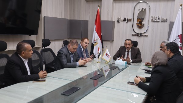 تجنبوا الأعمدة واللافتات.. محافظ سوهاج يحذر المواطنين من الطقس السيئ