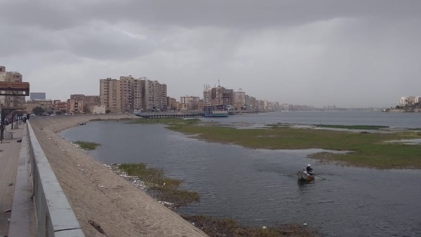 سماء ملبدة بالغيوم وأمطار خفيفة تضرب سوهاج.. والمحافظ يعلن حالة الطوارئ