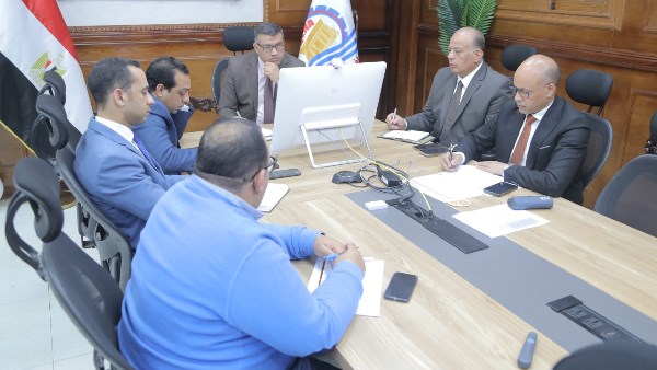 اجتماع محافظ قنا