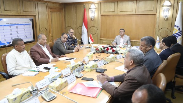 ​محافظ قنا يبحث مع القيادات التنفيذية استكمال طلبات التقنين وتحصيل مستحقات الدولة