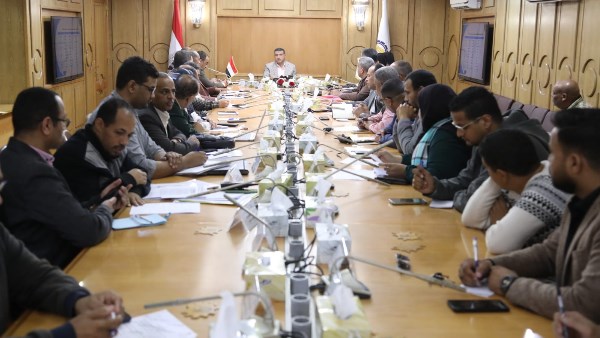 اجتماع محافظ قنا 