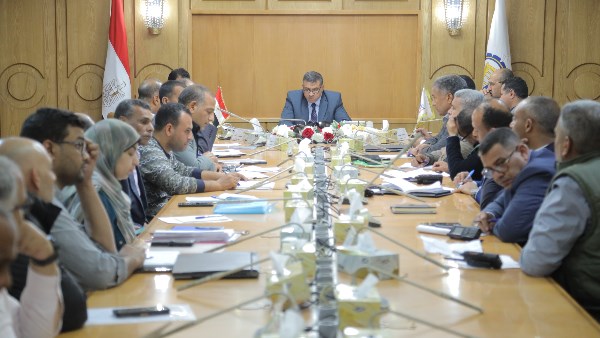 اجتماع محافظ قنا