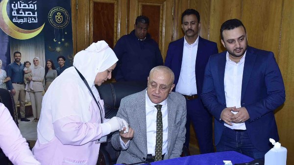 محافظ الأقصر يتفقد قافلة «رمضان بصحة لكل العيلة» بديوان عام المحافظة