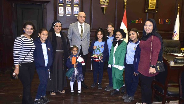 محافظ الأقصر يستقبل وفد مدرسة الراهبات الفرنسيسكانيات للتهنئة بشهر رمضان وتجديد الثقة