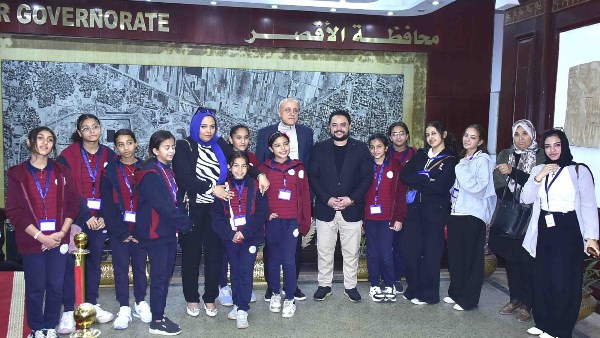 محافظ الأقصر يستقبل طلاب مدرسة فيوتشر الدولية بالطود للتهنئة بتجديد الثقة وحلول رمضان